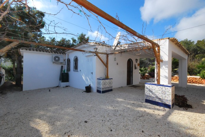 Twee villa's gelegen op 1 perceel, gelegen in La Fustera, Benissa dichtbij het strand.
