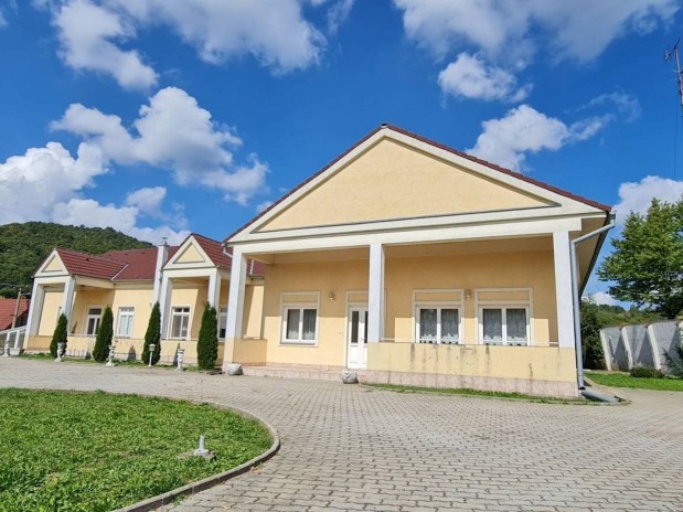 Buitenkans: Unieke gelegen, zeer Ruime Villa nabij 3 hoofdsteden in Stiavnica Bos