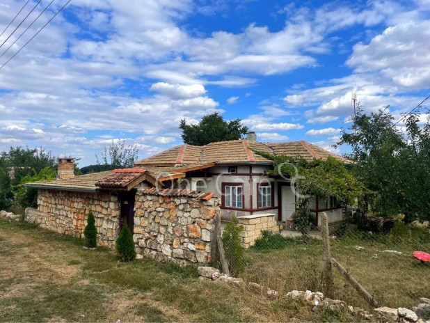 Bulgarije - Twee landelijke huizen met een boomgaard op terrein van 7500m2 - 60km van zee