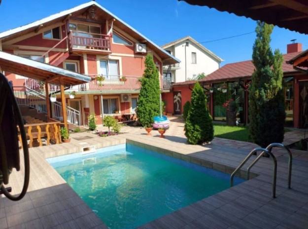 Noordoost Bulgarije  - Moderne woning met zwembad en 10 kamers/badkamer -op loop afstand van zee 