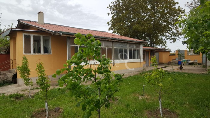 Noordoost Bulgarije - Landelijk huis met onderhouden tuin in grote dorp 40 km van zee
