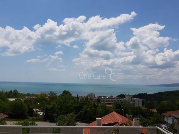 Dringend te koop - villa met mooi uitzicht op Zwarte zee