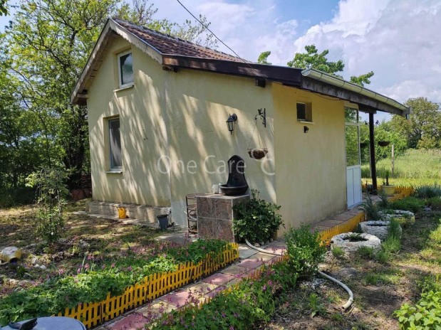 Kleine moderne woning met mooi onderhouden terrein in een kleine dorp 12 km van Zwarte zee