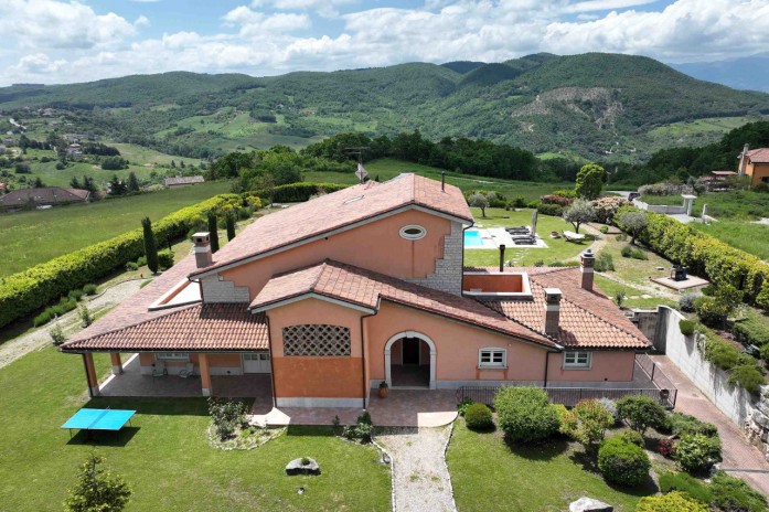 Oratino, large spaces and charm in a villa on the Molise hills