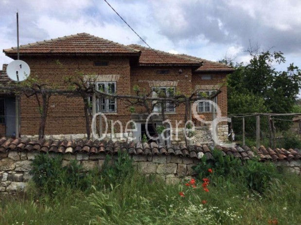 Landelijk huis met ruim perceel in landbouw gebied – 76 km van Balchik bij Zwarte zee