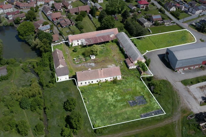 Te koop, een voormalig agrarisch terrein met meerdere gebouwen en bouwgrond – INVESTERING