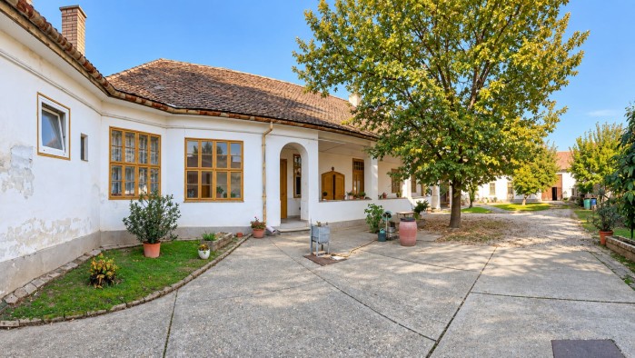 Groot familiehuis voor drie generaties te koop in Bóly!