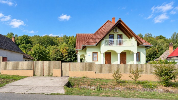 Sfeervol pension met veel mogelijkheden, naast de visvijver te koop in Erdősmárok!