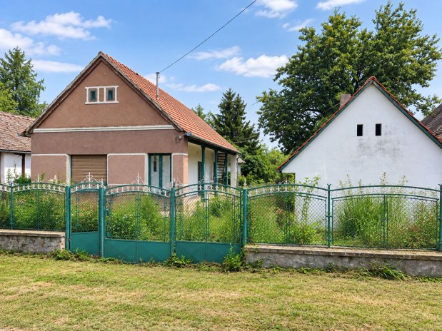 Twee huizen, één kans – ruim perceel en landbouwgrond te Geresdlak!
