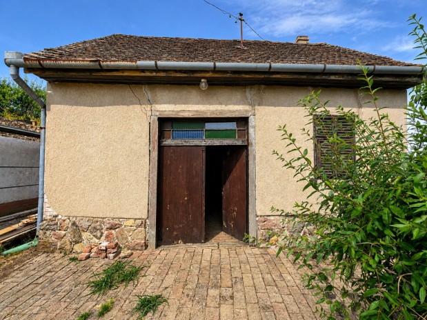 Kelder te koop in Bóly met een groot perceel van 2.209 m² – met nutsvoorzieningen!