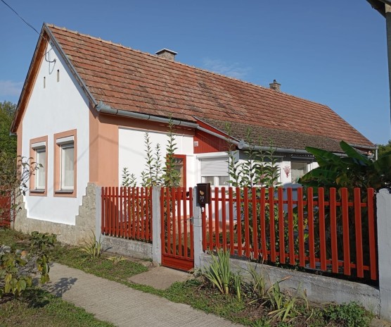 Te koop: volledig gerenoveerde, zelfvoorzienende gezinswoning met groot perceel in Lakócsa!