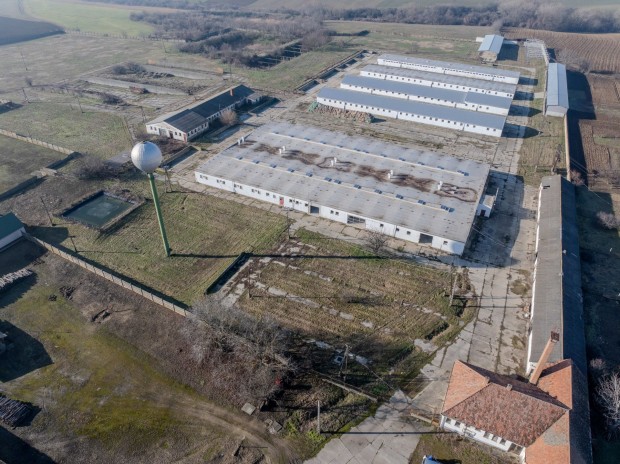 Te koop: Gedeeltelijk gerenoveerd voormalig landbouwcomplex in Véménd tegen een gunstige prijs!
